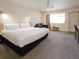 studio with king-size bed and spa bath