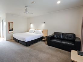 studio with king-size bed and spa bath